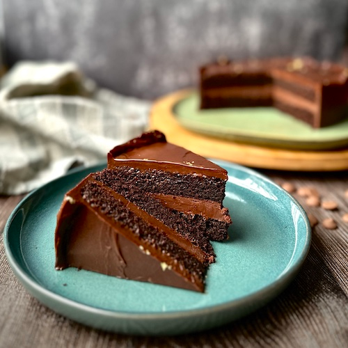 https://everythingpastry.com/wp-content/uploads/2025/07/Chocolate-Fudge-Cake_Thumbnail.jpeg